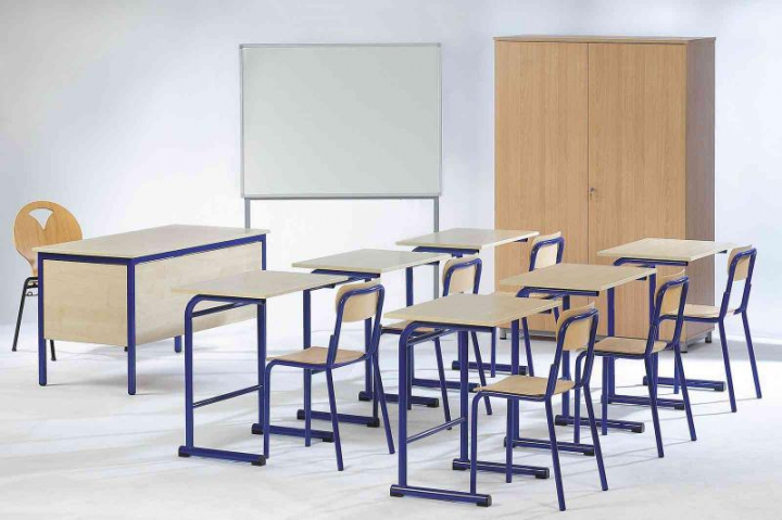 Salle de classe équipée de tables scolaires